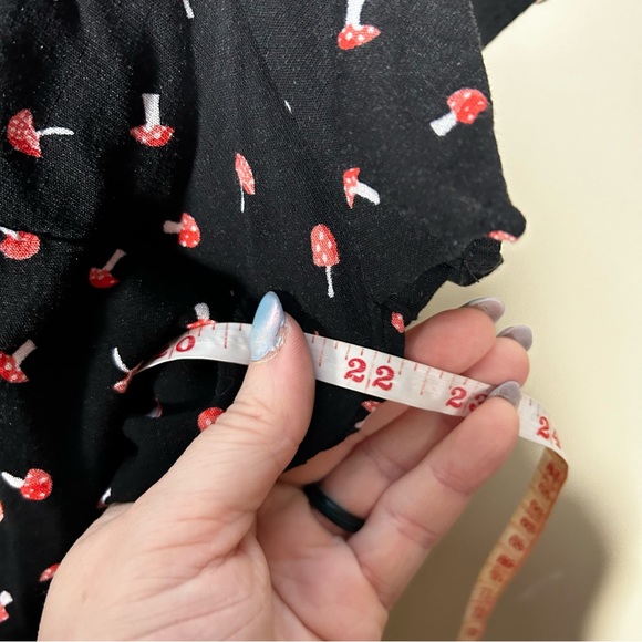 Torrid Black Red Mini Mushroom Print Button Back Blouse Size 00 M/L - Picture 7 of 10